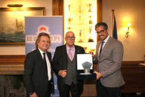 Ο κ.Παναγιώτης Τσάκος παραλαμβάνει το βραβείο από τον Πρόεδρο ΕΕΝΜΑ κ. Χαράλαμπο Σημαντώνη