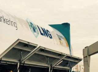 Rotterdam-Gives-Benefits-for-LNG-Bunkering-320x237